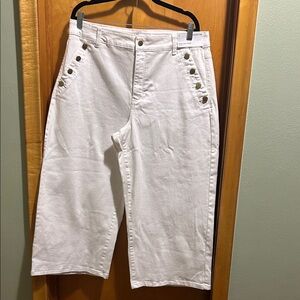 Liz Claiborne NWT White Cropped Ankle Jeans with Button Detail